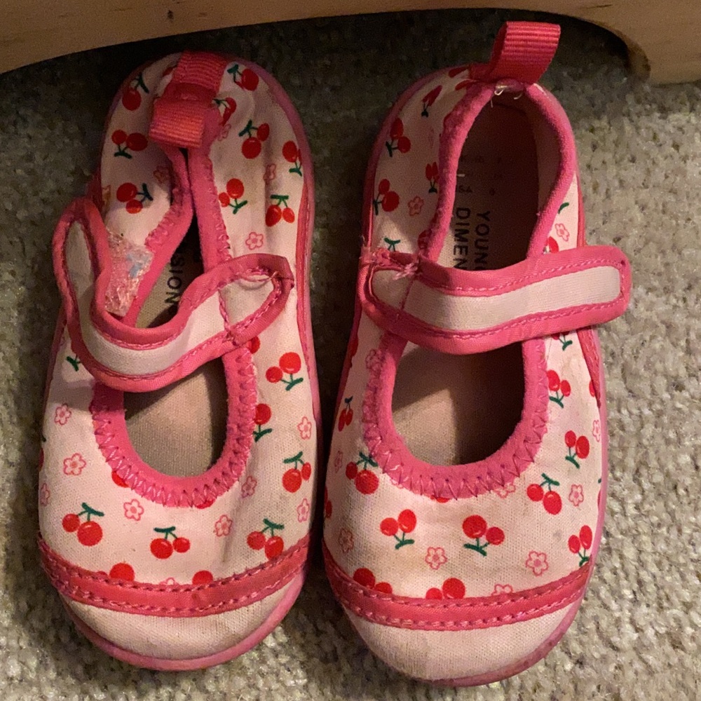 Young dimension cherry shoes size 7